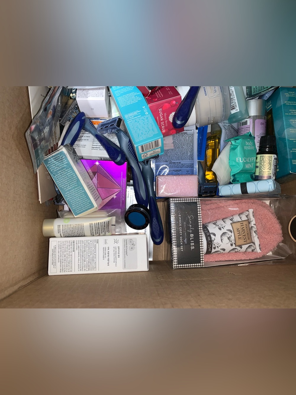 Lot of Makeup, Soap, Face Masks and Other Toiletries - Picture 2 of 4